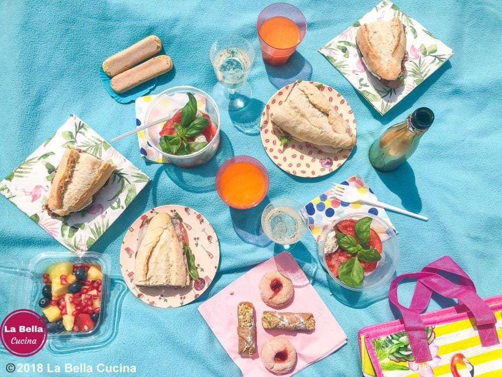 Picknickmand gevuld met zoveel lekkernijen